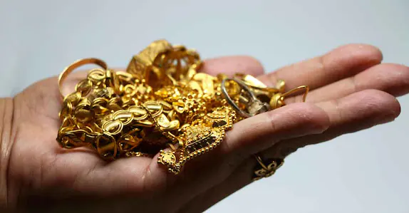 രാത്രി ക്ഷേത്രദർശനം കഴിഞ്ഞു മടങ്ങുമ്പോൾ മന്ത്രം ചൊല്ലി ‘മയക്കി’; ബിസിനസുകാരന്റെ 10 പവൻ കവർന്നു