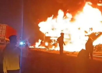 കണ്ടെയ്നര്‍ ലോറി ഇടിച്ച് ബസിന് തീപിടിച്ചു; 17 പേര്‍ മരിച്ചു