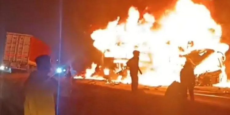 കണ്ടെയ്നര്‍ ലോറി ഇടിച്ച് ബസിന് തീപിടിച്ചു; 17 പേര്‍ മരിച്ചു