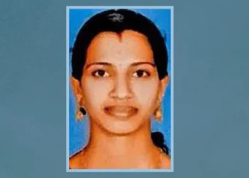 അമ്മ ഉണരുന്നില്ലെന്ന് കുട്ടികൾ, അയൽക്കാരെത്തിയപ്പോൾ യുവതി കിടക്കയിൽ മരിച്ച നിലയിൽ; ഭർത്താവിനെ കാണാനില്ല