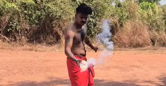 സ്ഫോടക വസ്തു കയ്യിലെടുത്തു, പിന്നെ പൊട്ടിത്തെറി;  സിപിഎം പ്രവർത്തകന്റെ കൈപ്പത്തി ചിതറി