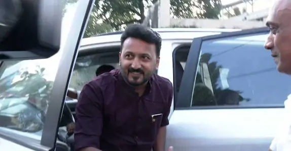 വോട്ട് ചെയ്യാനെത്തി രാഹുൽ മാങ്കൂട്ടത്തിൽ