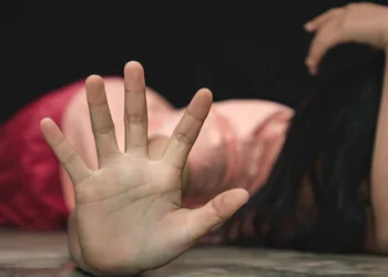 ഓടുന്ന കാറിൽ യുവതിയെ പീഡിപ്പിച്ചു; ഐടി ജീവനക്കാരിയും ഭർത്താവും കമ്പനി സിഇഒയും അറസ്റ്റിൽ