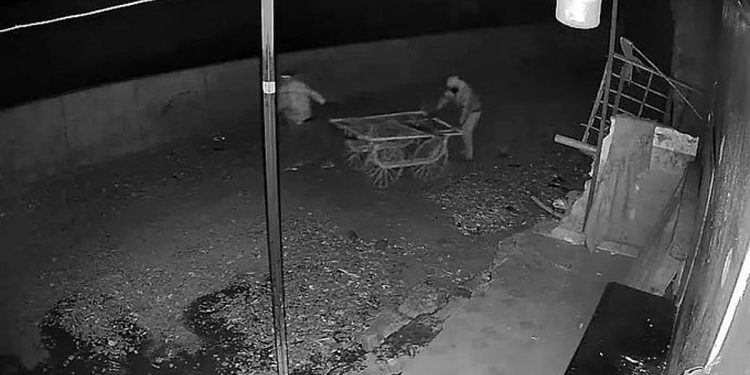 സെന്‍സറില്‍ കറുത്ത പെയിന്റ് അടിച്ച് അലാറം തടഞ്ഞു; എടിഎം ഉന്തുവണ്ടിയില്‍ കടത്തി; വേറിട്ട മോഷണം