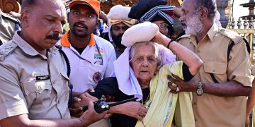 100-ാം വയസില്‍ കന്നിസ്വാമി; 102 ന്റെ നിറവില്‍ മൂന്നാം തവണയും അയ്യനെ തൊഴുത് പാറുക്കുട്ടി