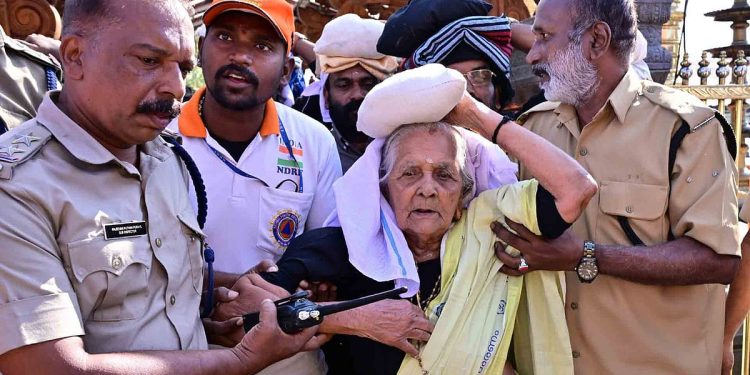 100-ാം വയസില്‍ കന്നിസ്വാമി; 102 ന്റെ നിറവില്‍ മൂന്നാം തവണയും അയ്യനെ തൊഴുത് പാറുക്കുട്ടി