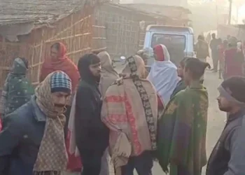 സാമ്പത്തിക ബാധ്യത: ഭാര്യയുടെ സാരിയിൽ കുരുക്ക് ഉണ്ടാക്കി 3 മക്കളെ കെട്ടിത്തൂക്കി കൊന്നു; പിന്നാലെ ആത്മഹത്യ ചെയ്ത് പിതാവ്