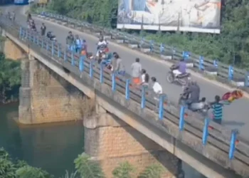 പരീക്ഷാപ്പേടി, സ്കൂളിലേക്കു പോകും വഴി പുഴയിൽ ചാടി പ്ലസ്ടു വിദ്യാർഥിനി; രക്ഷകരായി നാട്ടുകാർ