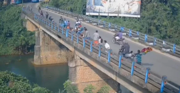 പരീക്ഷാപ്പേടി, സ്കൂളിലേക്കു പോകും വഴി പുഴയിൽ ചാടി പ്ലസ്ടു വിദ്യാർഥിനി; രക്ഷകരായി നാട്ടുകാർ