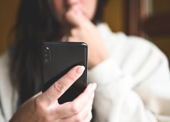 അവധിക്കാല യാത്രകൾക്ക് ഒരുങ്ങുന്നോ? ഇത് മറക്കരുത്: പവർ ബട്ടൺ 3 തവണ അമർത്തിയാൽ സഹായം; 112 മുതൽ ലോക്ക്ഡ് ഹൗസ് വരെ