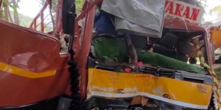 ലോറി നിയന്ത്രണം വിട്ട് മരത്തിൽ ഇടിച്ച് ഡ്രൈവർക്ക് ദാരുണാന്ത്യം