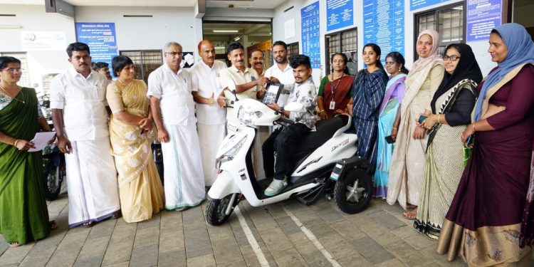 കല്പ്പറ്റ ബ്ലോക്ക് പഞ്ചായത്തില് ഭിന്നശേഷിക്കാര്ക്ക് സൈഡ് വീല് സ്കൂട്ടര് വിതരണം