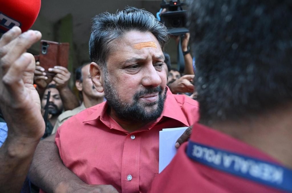 രക്തസമ്മർദ്ദം ഉയർന്ന നിലയിൽ, തന്ത്രി കണ്ഠരര് രാജീവരരെ തിരുവനന്തപുരം മെഡിക്കൽ കോളേജ് ആശുപത്രിയിലേയ്ക്ക് മാറ്റി