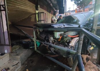 നിയന്ത്രണം വിട്ട കാർ ഫുട്പാത്തിലേക്ക് ഇടിച്ചു കയറി അപകടം