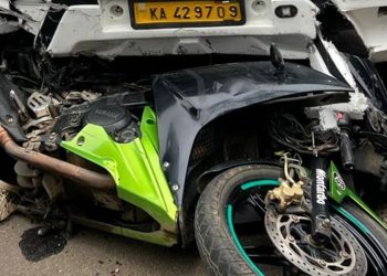 കാര്യമ്പാടിയിൽ ട്രാവലറും ബൈക്കും കൂട്ടിയിടിച്ചു; ബൈക്ക് യാത്രികന് പരിക്ക്