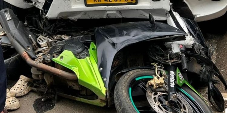 കാര്യമ്പാടിയിൽ ട്രാവലറും ബൈക്കും കൂട്ടിയിടിച്ചു; ബൈക്ക് യാത്രികന് പരിക്ക്