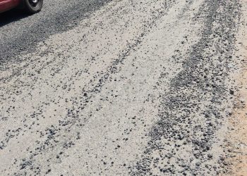 ബത്തേരി – പുൽപ്പള്ളി റോഡിൽ ‘അഴിമതി ടാറിങ്’: പണി തീർന്നതിന് പിന്നാലെ റോഡ് ഇളകി മാറുന്നു; പ്രതിഷേധം ശക്തം