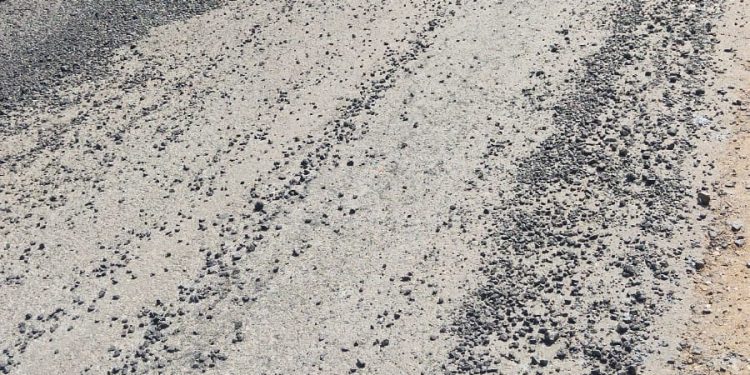 ബത്തേരി – പുൽപ്പള്ളി റോഡിൽ ‘അഴിമതി ടാറിങ്’: പണി തീർന്നതിന് പിന്നാലെ റോഡ് ഇളകി മാറുന്നു; പ്രതിഷേധം ശക്തം