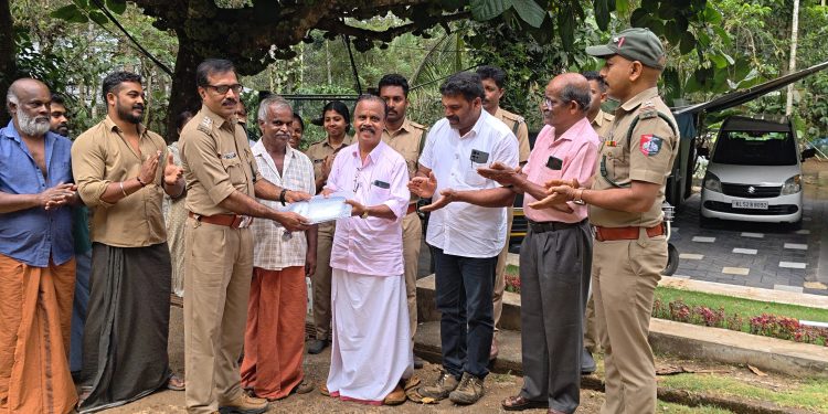 സ്ട്രീറ്റ് ലൈറ്റുകൾ വിതരണം ചെയ്തു