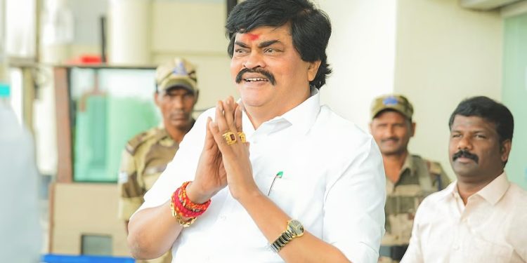 കമിതാക്കള്ക്ക് ബസ്സുകളില് സൗജന്യ യാത്ര; മെയ് അഞ്ചിന് എടപ്പാടി പളനി സ്വാമി മുഖ്യമന്ത്രിയായി സത്യപ്രതിജ്ഞ ചെയ്യും’