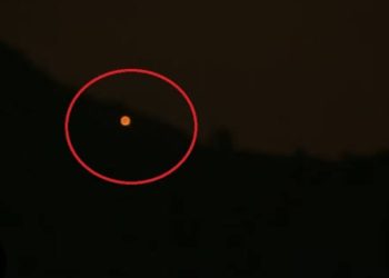 ഭക്തി സാന്ദ്രം ശബരിമല; പൊന്നമ്പല മേട്ടില്‍ മകരവിളക്ക് തെളിഞ്ഞു