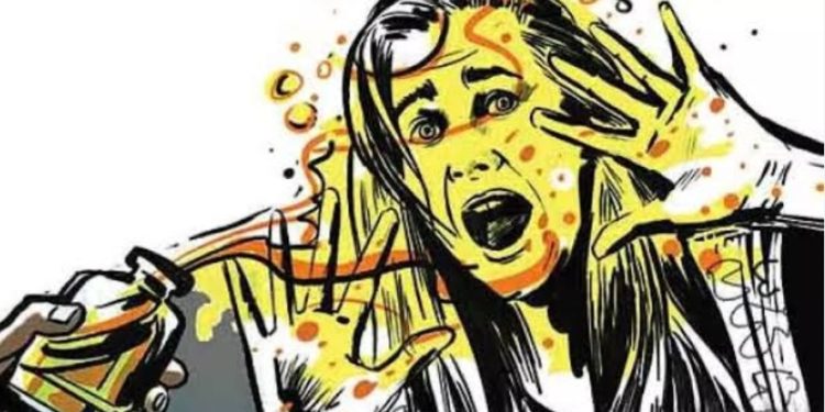 വിദ്യാർത്ഥിനിക്ക് നേരെ ആസിഡ് ആക്രമണം. പൊള്ളലേറ്റ 14 കാരി  കോഴിക്കോട് മെഡിക്കൽ കോളേജിൽ ചികിത്സയിൽ