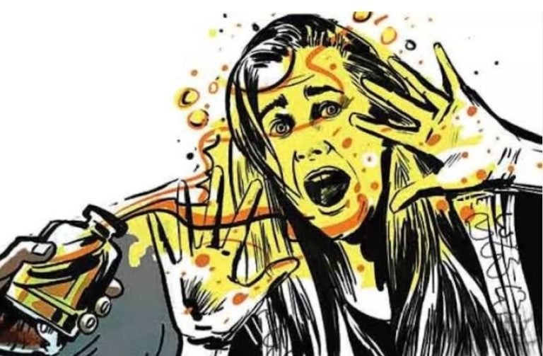വിദ്യാർത്ഥിനിക്ക് നേരെ ആസിഡ് ആക്രമണം. പൊള്ളലേറ്റ 14 കാരി  കോഴിക്കോട് മെഡിക്കൽ കോളേജിൽ ചികിത്സയിൽ