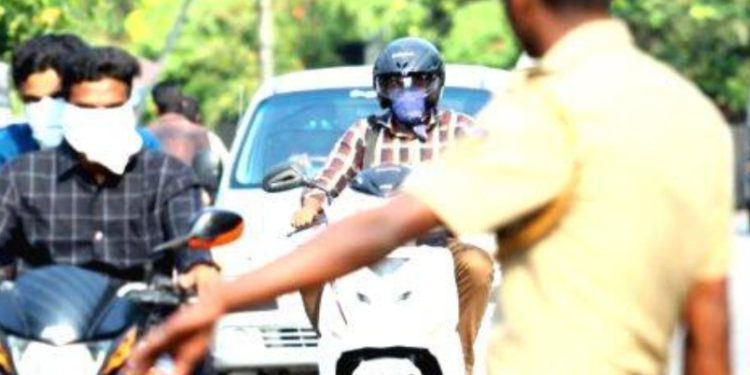 ഹെല്‍മറ്റ് ധരിക്കാതെ ഇരുചക്ര വാഹന യാത്ര: ഒരാഴ്ചയ്ക്കുള്ളിൽ ഈടാക്കിയത് 2,55,97,600 രൂപ പിഴ