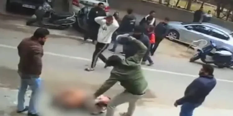 ജിം ഉടമസ്ഥതയുടെ പേരിൽ തർക്കം; ഡൽഹിയിൽ യുവാവിനെയും ഭാര്യയെയും തല്ലിച്ചതച്ചു, മകനെ നഗ്നനാക്കി മർദിച്ചു