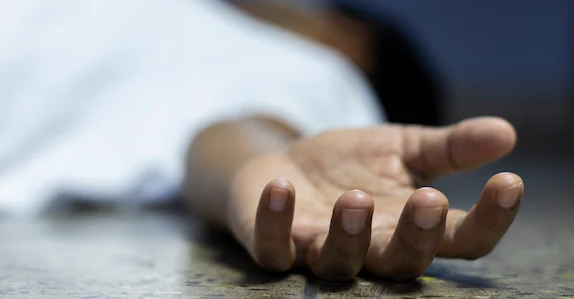 ഉത്സവത്തിനിടെ സംഘർഷം: എസ്ഐയെ സംഘം ചേർന്ന് മർദിച്ച് പൊലീസുകാരനും സുഹൃത്തുക്കളും, ഓടയിൽ തള്ളിയിട്ടു