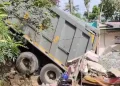 കയറ്റത്തിൽ നിന്ന് ടോറസ് ലോറി പിന്നോട്ട് ഉരുണ്ട് വീടിന് മുകളിലേക്ക് മറിഞ്ഞു; വീട് പൂർണമായി തകർന്നു