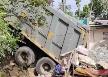 കയറ്റത്തിൽ നിന്ന് ടോറസ് ലോറി പിന്നോട്ട് ഉരുണ്ട് വീടിന് മുകളിലേക്ക് മറിഞ്ഞു; വീട് പൂർണമായി തകർന്നു