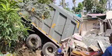 കയറ്റത്തിൽ നിന്ന് ടോറസ് ലോറി പിന്നോട്ട് ഉരുണ്ട് വീടിന് മുകളിലേക്ക് മറിഞ്ഞു; വീട് പൂർണമായി തകർന്നു