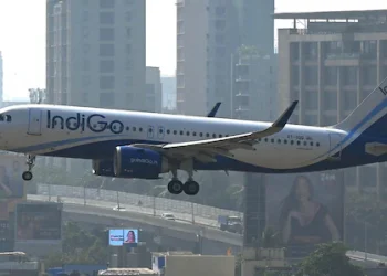 വിമാനത്തിലെ ശുചിമുറിയിലെ എഴുത്തിൽ ആശങ്ക; 238 പേരുമായി പോയ ഇൻഡിഗോ വിമാനത്തിന് അടിയന്തര ലാൻഡിങ്