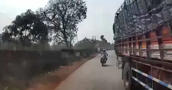 ലോറിയെ മറികടക്കാൻ ശ്രമിക്കുന്നതിനിടെ ബസിൽ ഇടിച്ചു; ബൈക്ക് യാത്രക്കാരന് ദാരുണാന്ത്യം