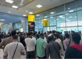 ഞായറാഴ്ച പുറപ്പെടേണ്ട വിമാനം ഇപ്പോഴും കരിപ്പൂരിൽ തന്നെ, ‘നീട്ടിവയ്ക്കലിൽ’ വലഞ്ഞ് യാത്രക്കാർ