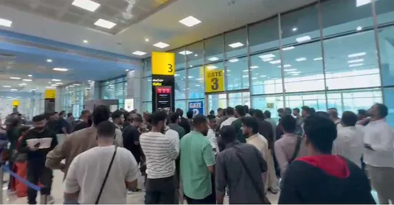 ഞായറാഴ്ച പുറപ്പെടേണ്ട വിമാനം ഇപ്പോഴും കരിപ്പൂരിൽ തന്നെ, ‘നീട്ടിവയ്ക്കലിൽ’ വലഞ്ഞ് യാത്രക്കാർ