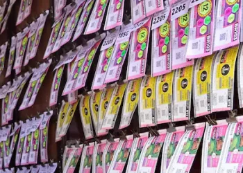 ‘തോക്കു ചൂണ്ടി, ഭാഗ്യം പോയി’; ഒരു കോടി രൂപ സമ്മാനമടിച്ച ലോട്ടറി ടിക്കറ്റ് കണ്ടെത്താനായില്ല, ഹാജരാക്കേണ്ട അവസാനദിനം ഇന്ന്