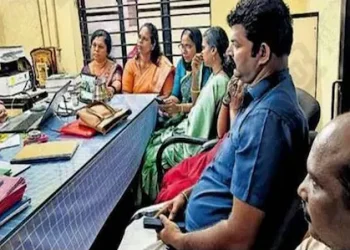 ബിജെപി ഭരിക്കുന്ന പഞ്ചായത്തിലെ വാഹനത്തിൽ കാവിഹാരം; 3 മണിക്കൂർ സമരം ചെയ്ത് മാറ്റിച്ച് ഇടത് അംഗങ്ങൾ