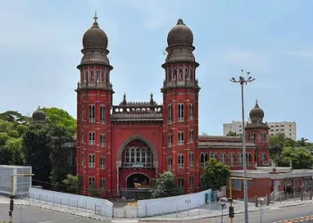 ഗവർണറിൽ നിന്ന് സർട്ടിഫിക്കറ്റ് സ്വീകരിക്കാൻ വിസമ്മതിച്ചു; യുവതിയുടെ പിഎച്ച്ഡി റദ്ദാക്കണമെന്ന ഹർജി തള്ളി