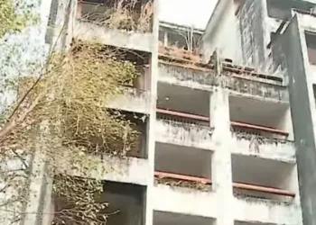 മരടിലെ ചരിഞ്ഞ ഫ്ലാറ്റിൽ നാലു ദിവസം പഴക്കമുള്ള മൃതദേഹം; തലയ്ക്കു പിന്നിൽ ആഴത്തിൽ പരുക്ക്