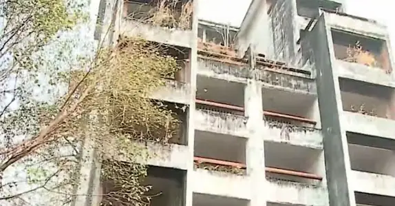 മരടിലെ ചരിഞ്ഞ ഫ്ലാറ്റിൽ നാലു ദിവസം പഴക്കമുള്ള മൃതദേഹം; തലയ്ക്കു പിന്നിൽ ആഴത്തിൽ പരുക്ക്