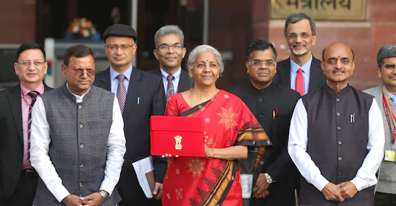 ആഞ്ഞുവലിച്ചാൽ പോക്കറ്റും കീറും; സിഗററ്റിന് പുതിയ നികുതി ചുമത്തി