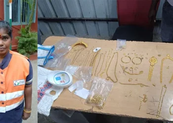 റോഡരികിലെ ബാഗിൽ 45 ലക്ഷത്തിന്റെ സ്വർണം; പത്മയുടെ സത്യസന്ധതയ്ക്ക് മുഖ്യമന്ത്രിയുടെ സമ്മാനം ഒരു ലക്ഷം രൂപ