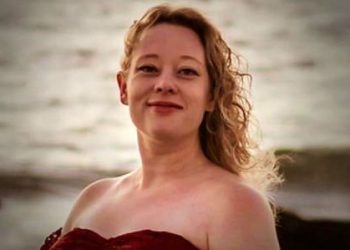 വാഹനപരിശോധനയ്ക്കിടെ കാർ തടഞ്ഞു, കൂട്ടാക്കാതെ മുന്നോട്ടെടുത്തു; യുവതിയെ വെടിവച്ചുകൊന്നു, പ്രതിഷേധം