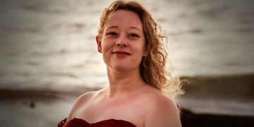 വാഹനപരിശോധനയ്ക്കിടെ കാർ തടഞ്ഞു, കൂട്ടാക്കാതെ മുന്നോട്ടെടുത്തു; യുവതിയെ വെടിവച്ചുകൊന്നു, പ്രതിഷേധം