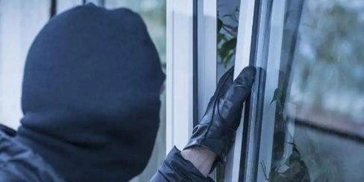 പലചരക്ക് കട കുത്തിത്തുറന്ന് കള്ളൻ അടിച്ചു മാറ്റി; സിഗരറ്റ്, വെളിച്ചെണ്ണ, 35,000 രൂപ…അന്വേഷണം