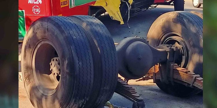 ഓടിക്കൊണ്ടിരിക്കെ കെഎസ്ആര്ടിസി ബസിന്റെ ആക്സിലും ടയറും ഊരി തെറിച്ചു; പിന്നില് ഓട്ടോയും കാറും വന്നിടിച്ചു