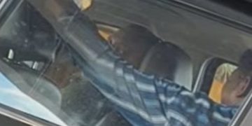 സ്റ്റേഷന് മുന്നിലെ വാഹനത്തിലിരുന്ന് പൊലീസുകാരുടെ പരസ്യ മദ്യപാനം; വിഡിയോ വൈറല്‍; അന്വേഷണം