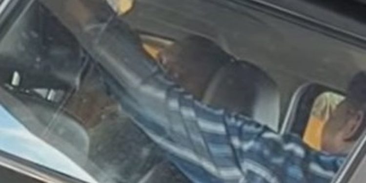 സ്റ്റേഷന് മുന്നിലെ വാഹനത്തിലിരുന്ന് പൊലീസുകാരുടെ പരസ്യ മദ്യപാനം; വിഡിയോ വൈറല്; അന്വേഷണം